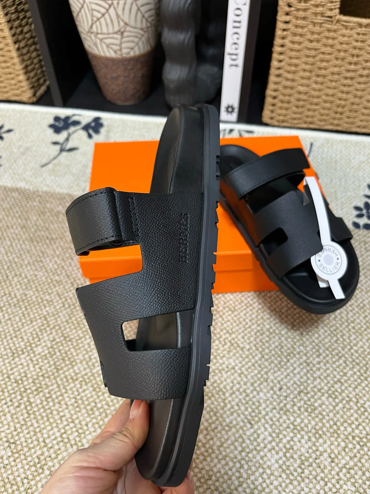 P300 Long-term stock Hermes men’s Kazimir slippers for couples - top quality woven calfskin functional sandals with intertwined uppers inspired by the “H” iconic pattern to create a casual look, perfect for summer. Imported cowhide + cowhide lining + TUP outsole Size: 35-46
